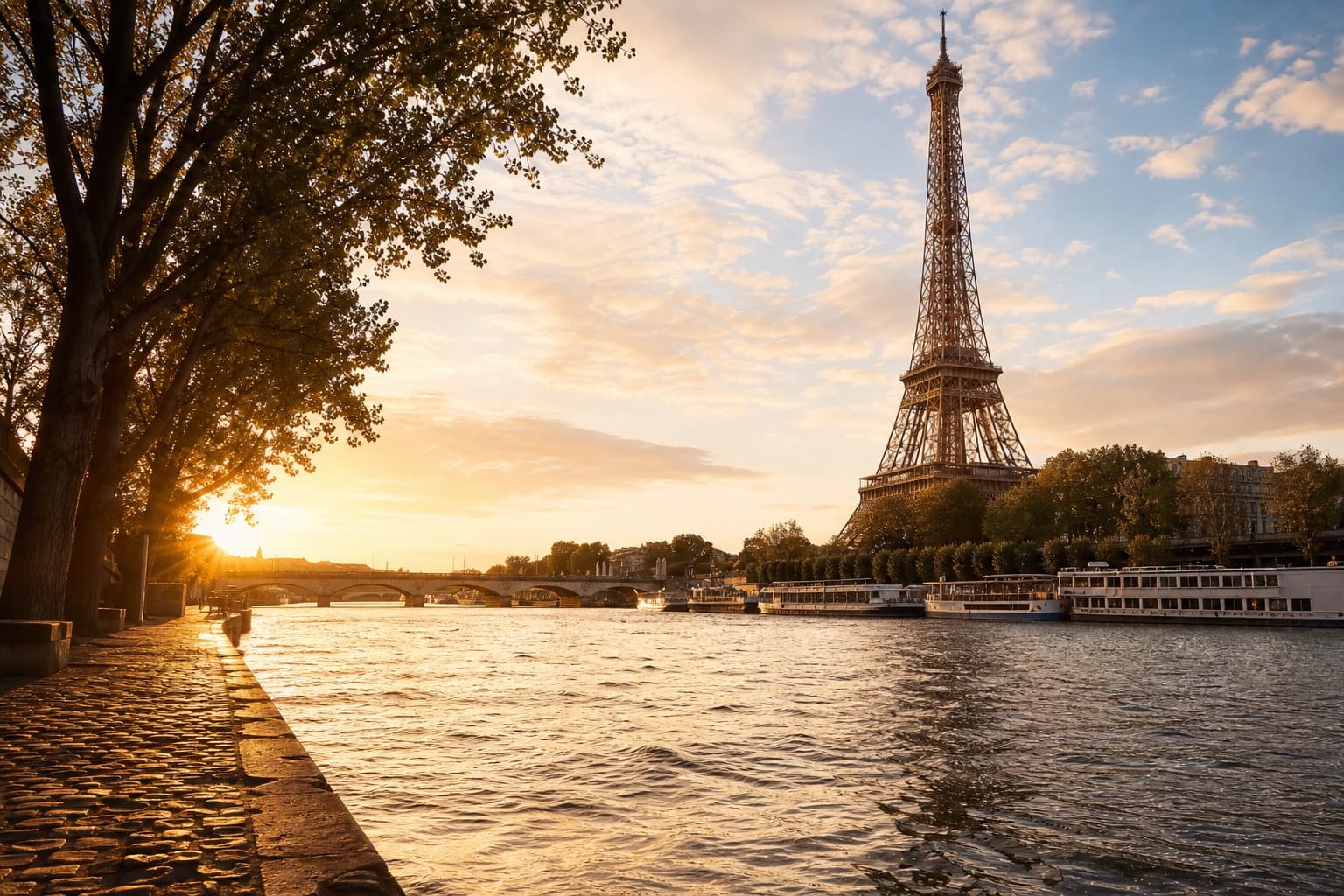 What to see in Paris on foot: neighborhoods, monuments and streets with history