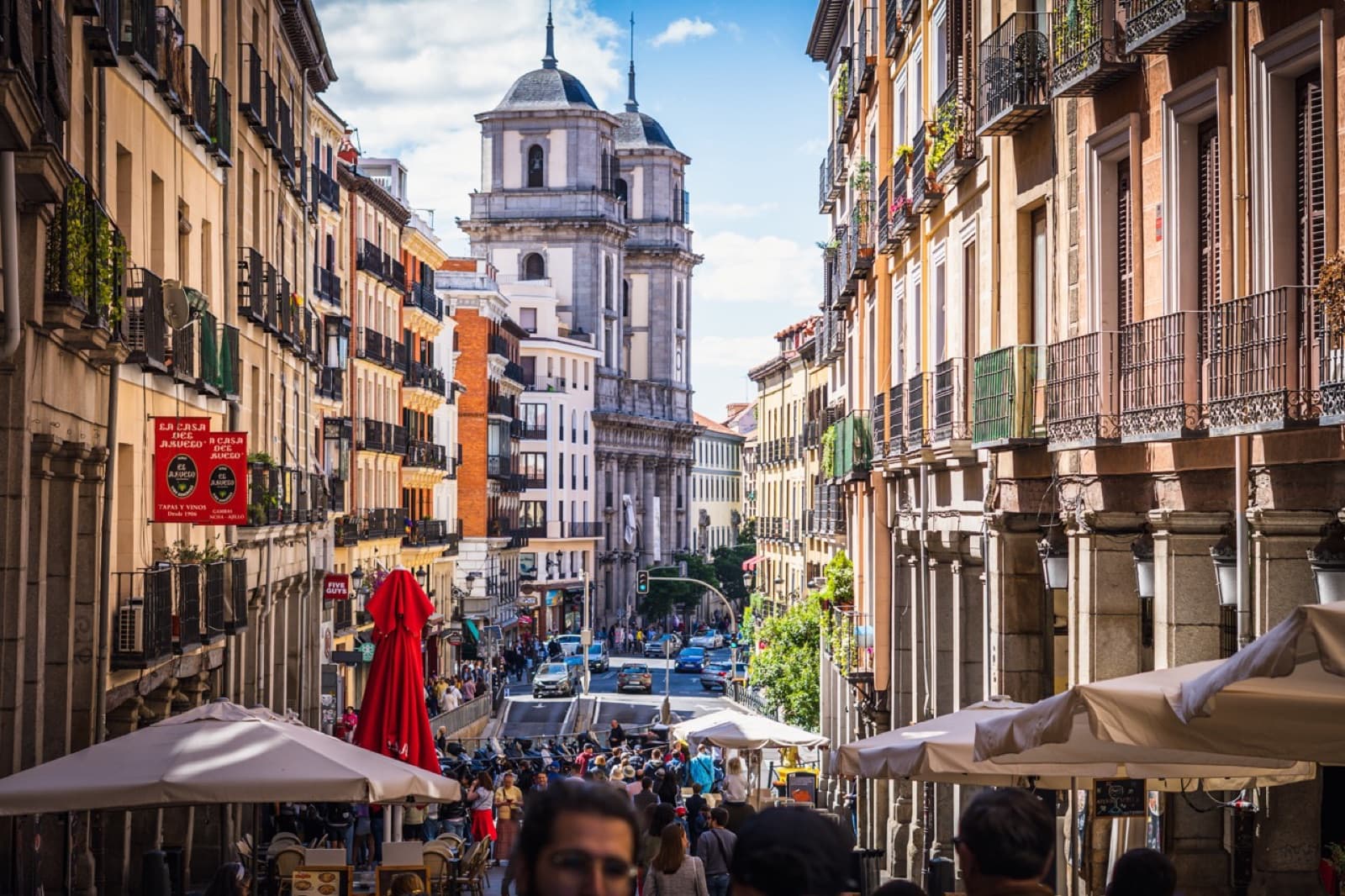 Calle del Madrid de los Austrias con la Colegiata de San Isidro al fondo y terrazas