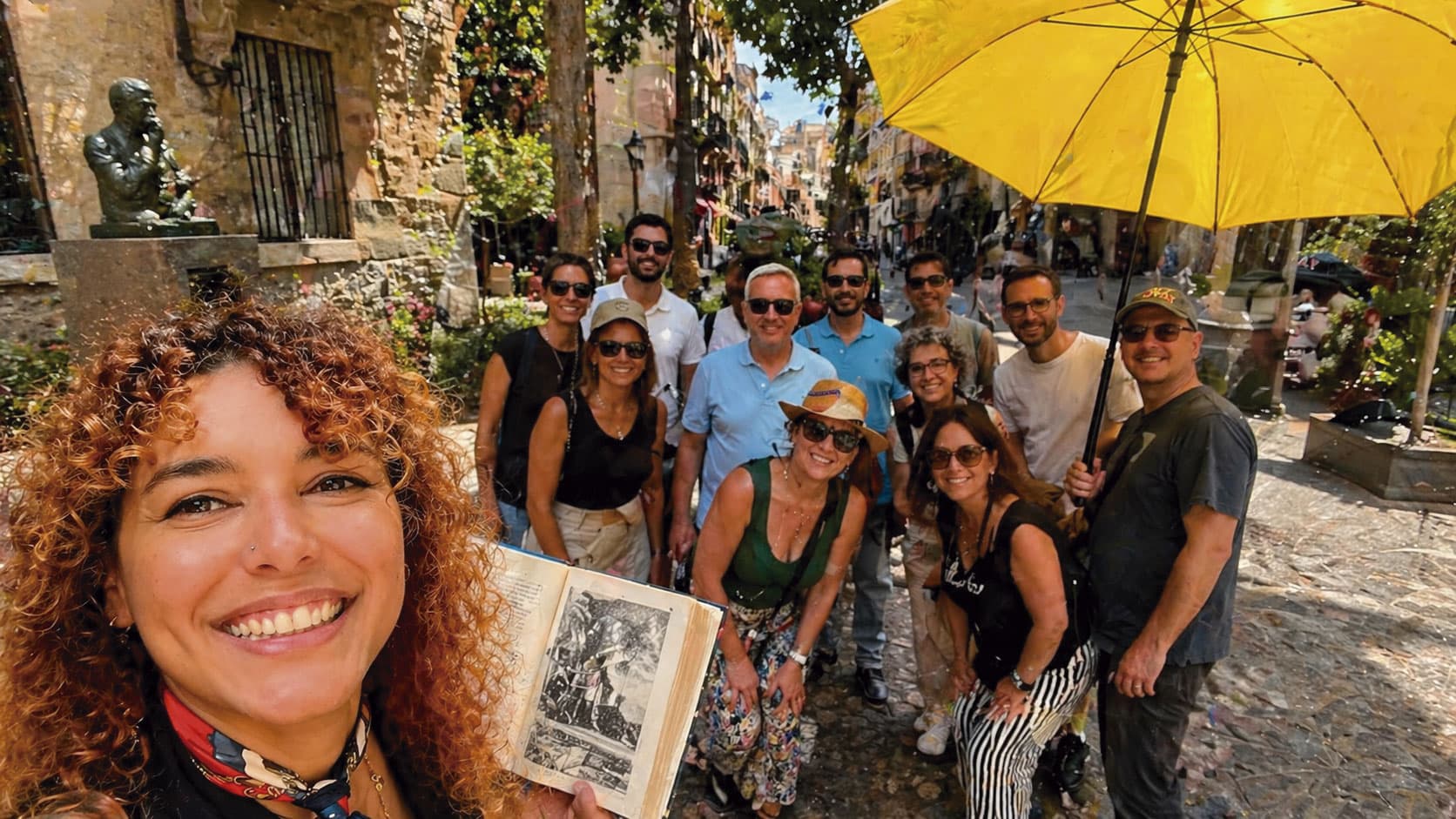 Versos dorados del Siglo de Oro grabados sobre el adoquinado de la Calle de las Huertas, en el Barrio de las Letras de Madrid